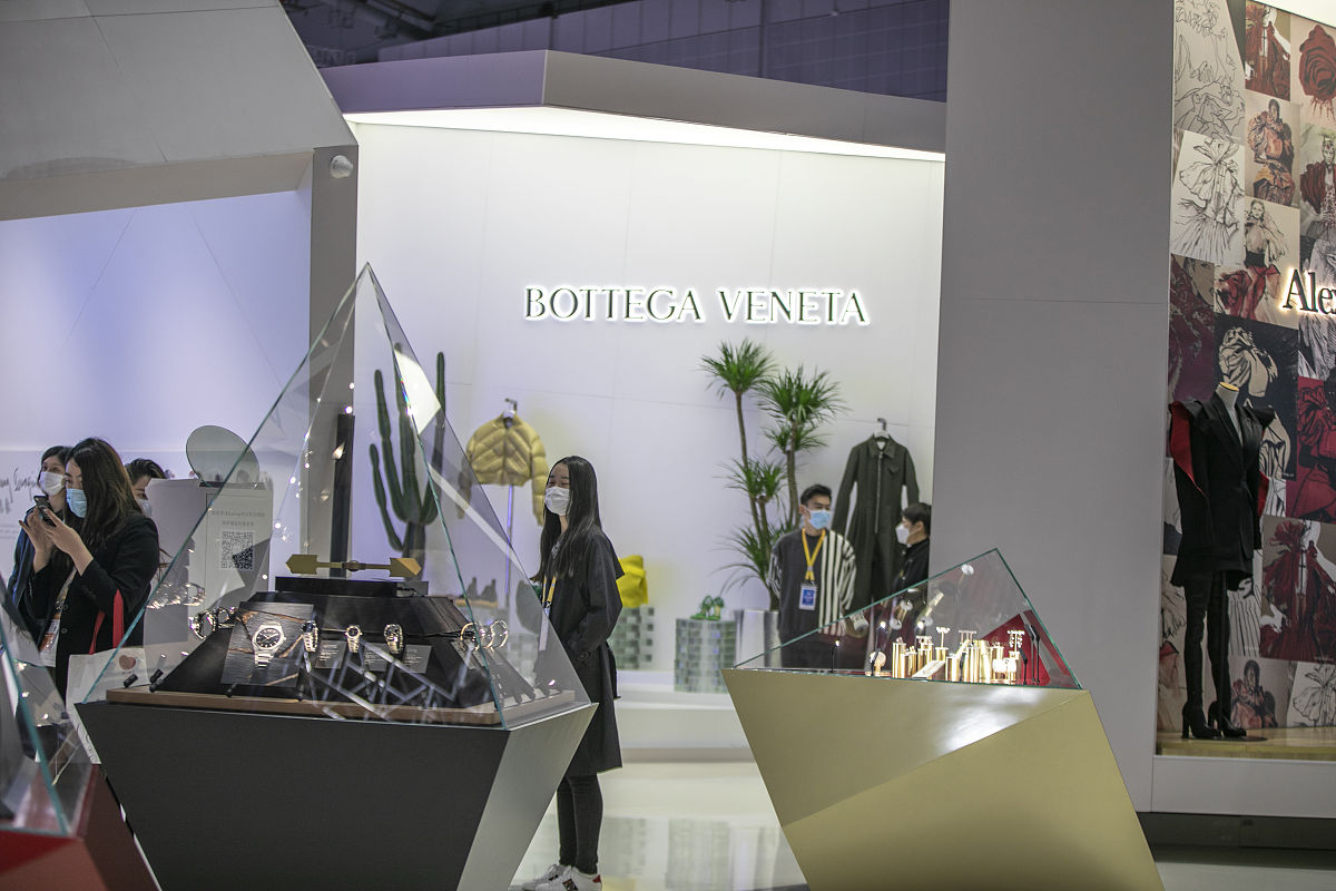 帮我写一个参加LV商业展会的短视频脚本