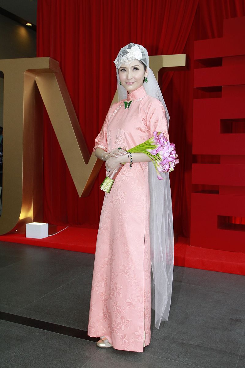 2011年10月22日,香港,美女主播陈贝儿下嫁m先生(贝儿对准夫婿的称呼).