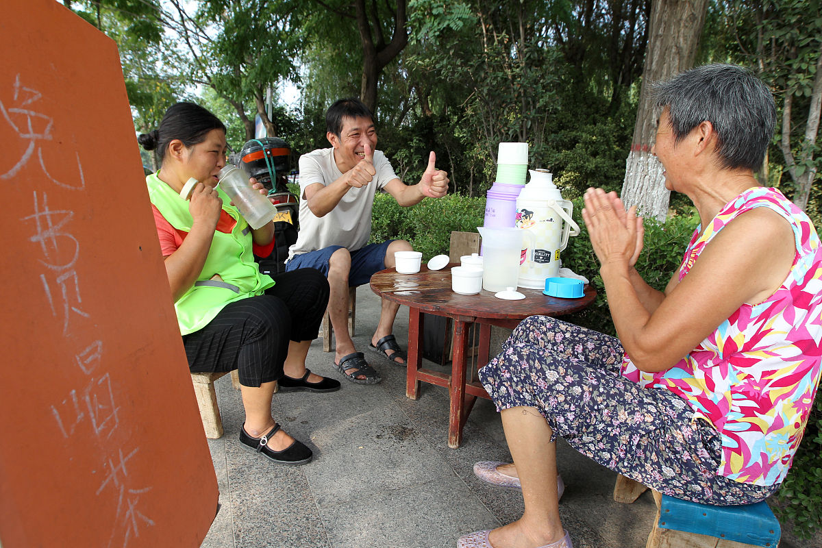 温暖瞬间：一杯热茶，温暖彼此的心