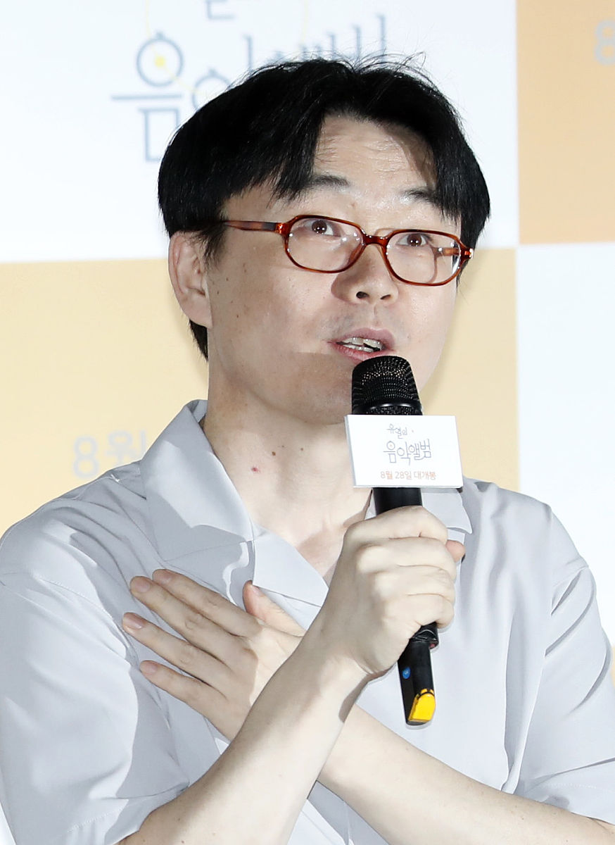 现在已经凌晨12点了我望着手机屏幕迟迟没有她的消息：你知道吗？我等了一晚上你的消息。她终于回复我了：是我让你等的？