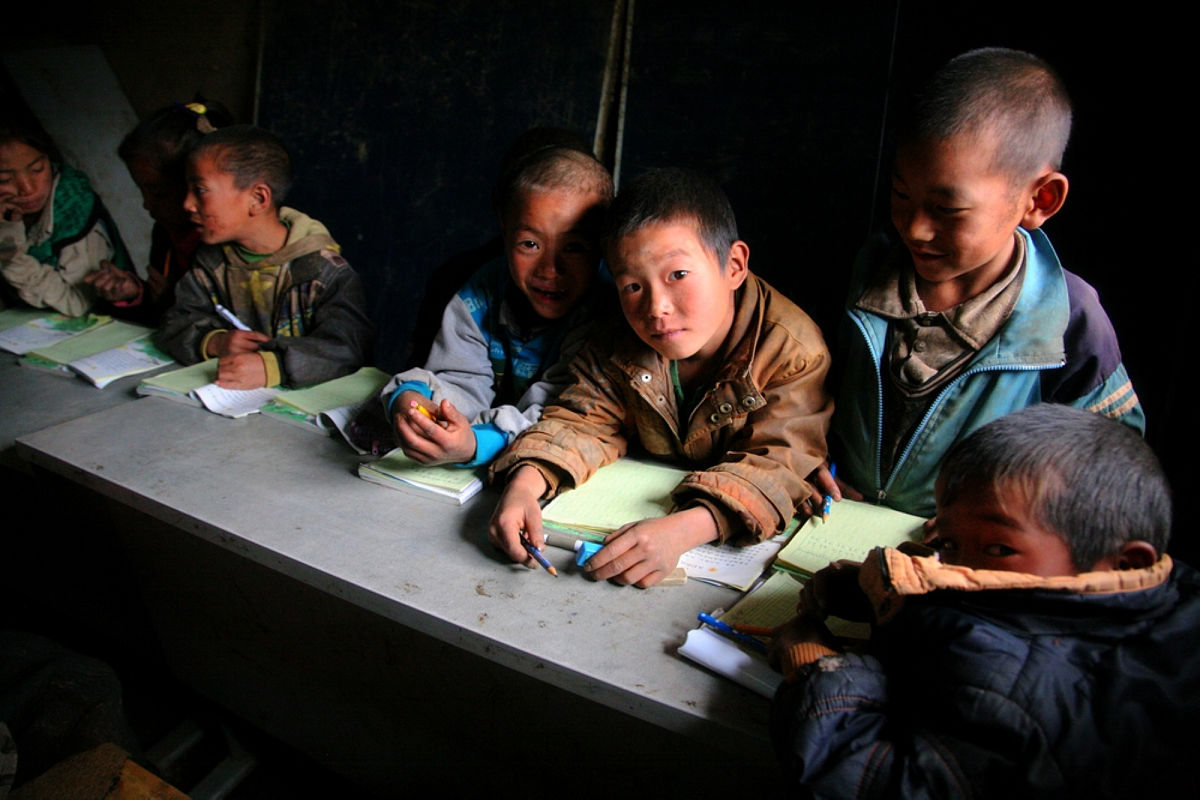 农村留守儿童问题及案例：现状、影响与解决方案