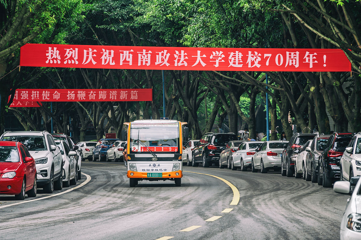 改写：迁址建校之初学校的建设基本上从零开始由于经费不足建设期间也是困难重重。