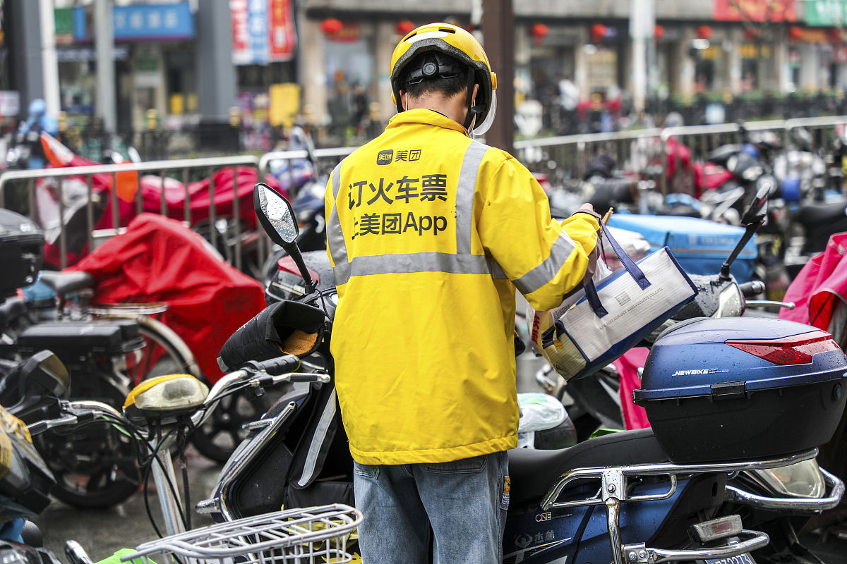 把下面内容进行改写洗稿美团方面表示此举并非新近颁布的限制政策而是一直存在的规定其主要目的是为了保证骑手的安全。同时美团强调其并未调整骑手的招聘年龄只要符合年龄要求骑手们仍可继续从事配送服务。