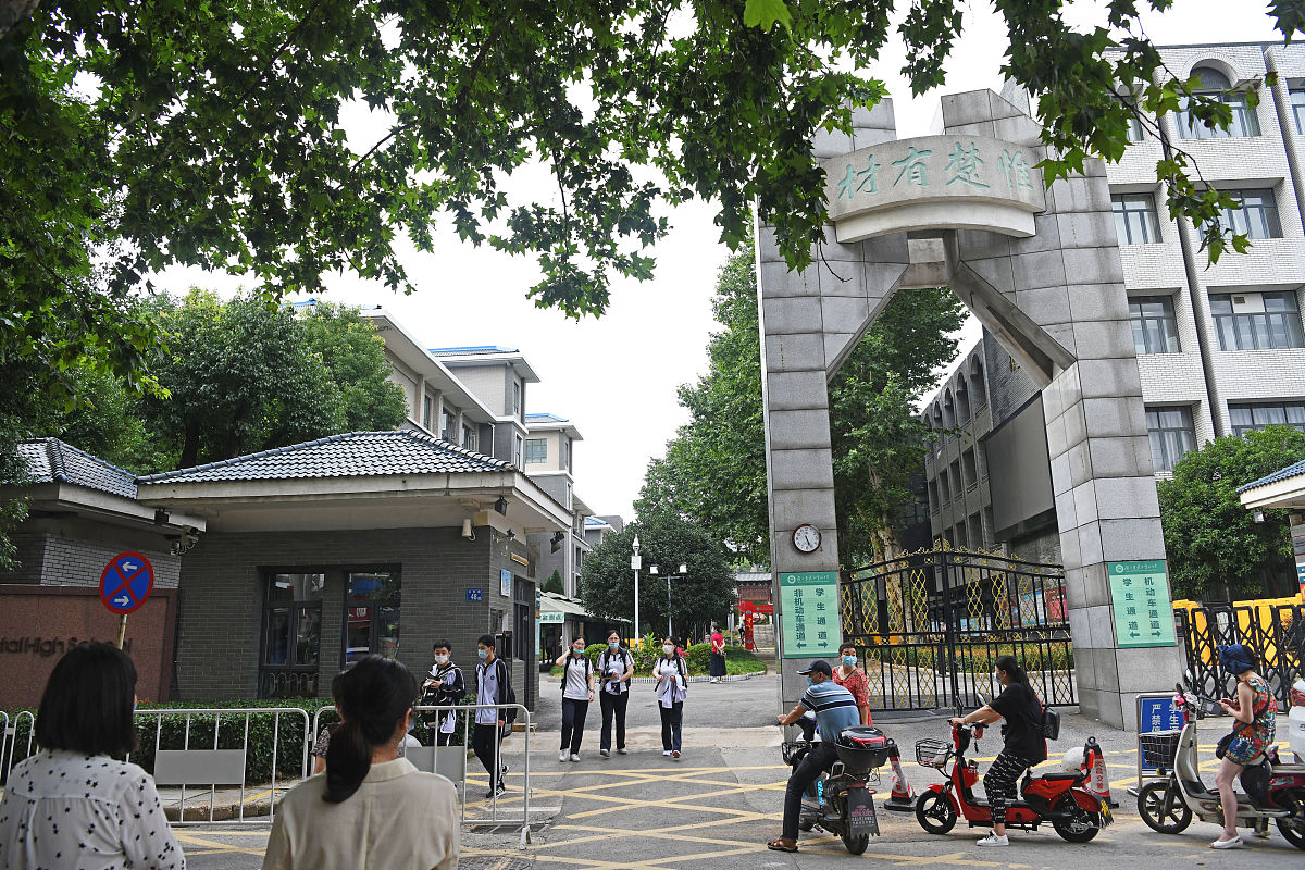 四川育英医科校 VS 华西卫校：哪个更适合你？