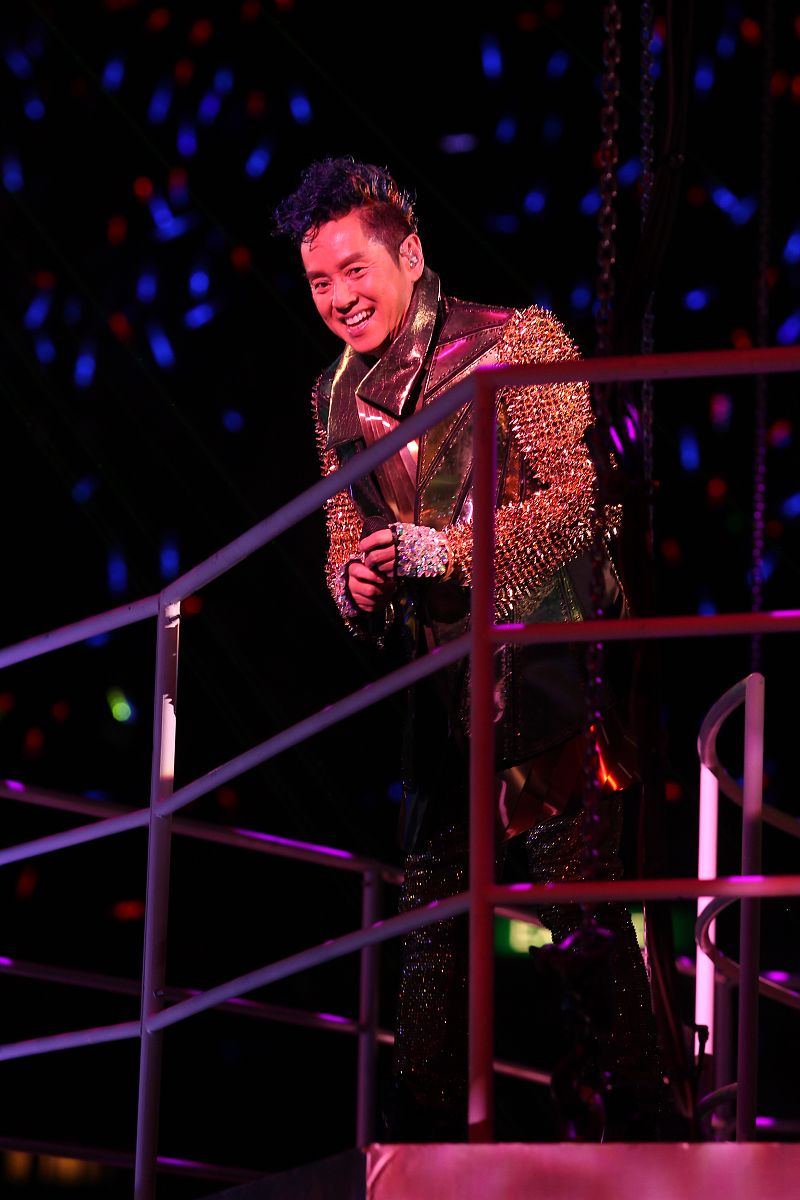 84到87年间蝉联四届最受欢迎歌手奖谭咏麟风头正劲。他的红馆演唱记录在当时无人能及。张国荣后起之秀他的实力犹如仙鹤一飞冲天。这段话重新组织语言说一遍