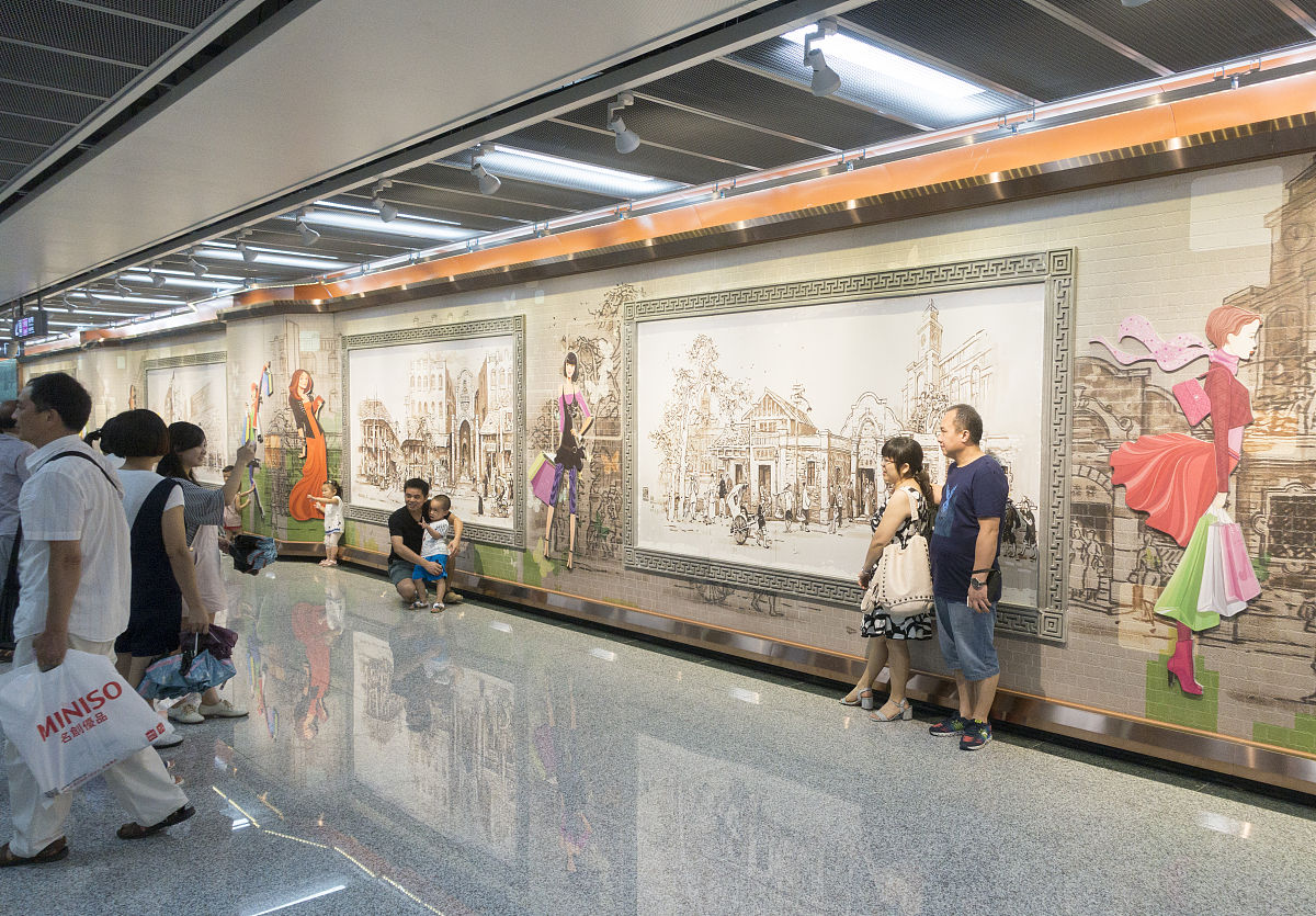 用一个段落简述成都地铁新媒体所传播的地铁文化不少于400字。