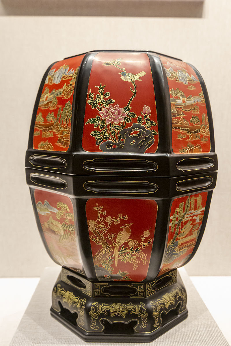 2021年8月18日,北京燕京八绝博物馆.雕填八棱开光山水花卉灯笼漆盒(该