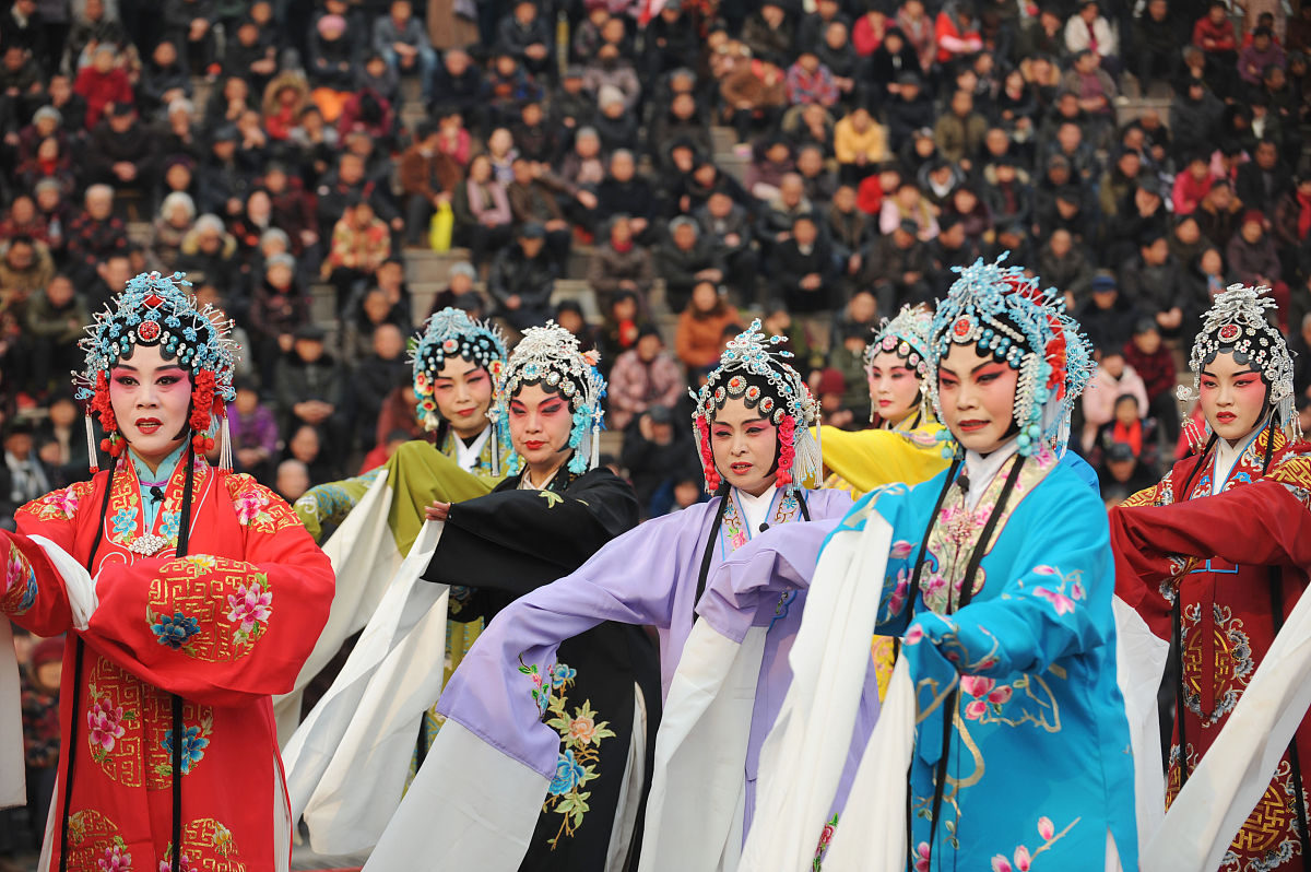 2018年2月16日,在安徽亳州魏武广场,谯城区梆剧团的演员在演出传统梆