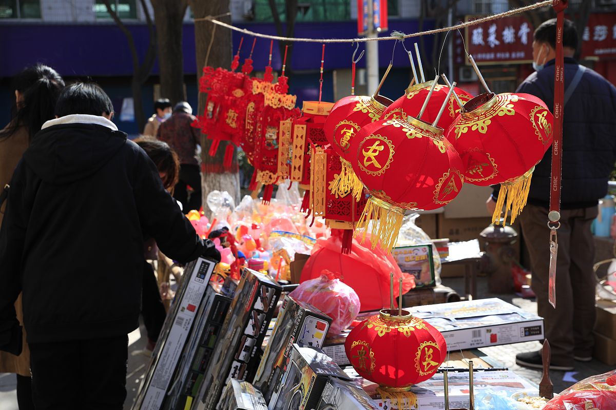 2021年2月19日,陕西省咸阳市三原县城灯笼市场红红火火,民众争相购买.