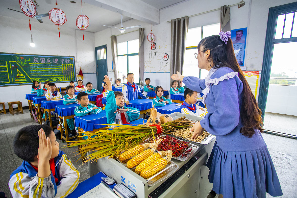 锄禾日当午，汗滴禾下土：古诗翻译与解读