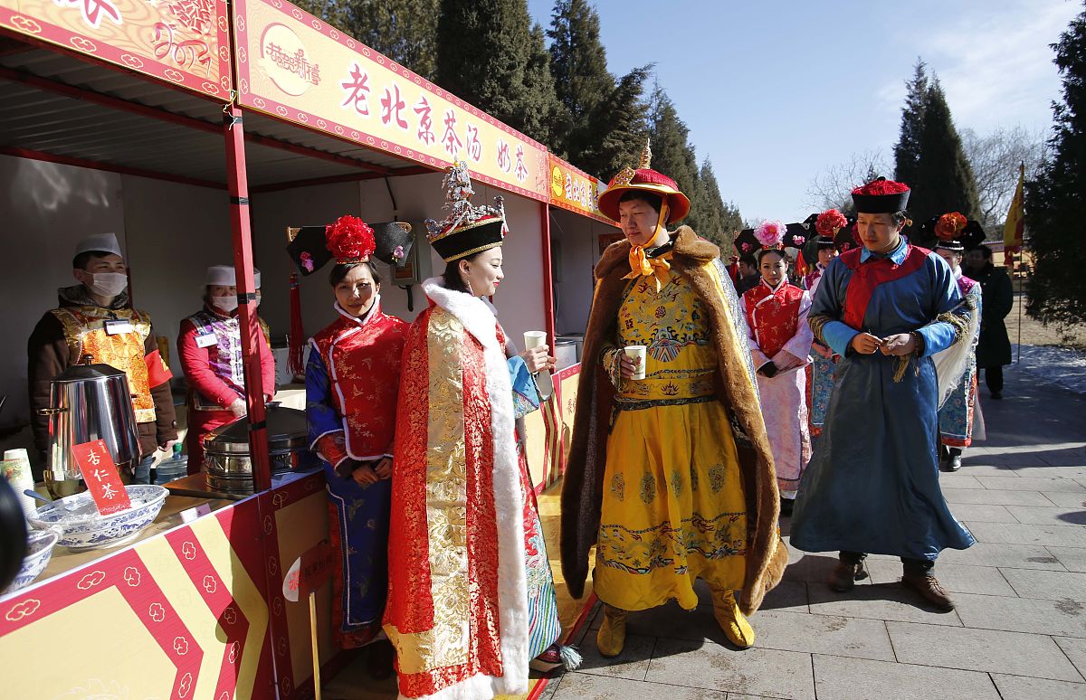 2013年02月06日,北京,"皇帝,皇后"在圆明园买卖街品尝美食.