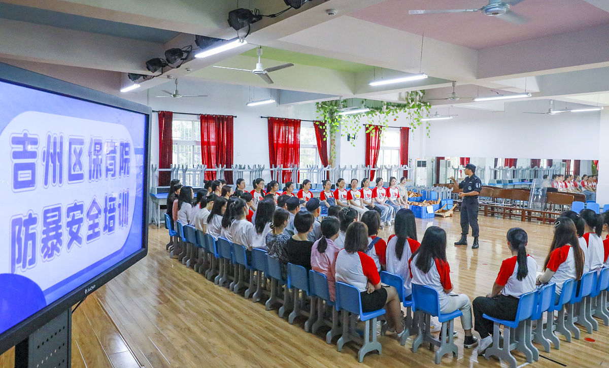 鹰潭卫生学校开展宪法晨读活动