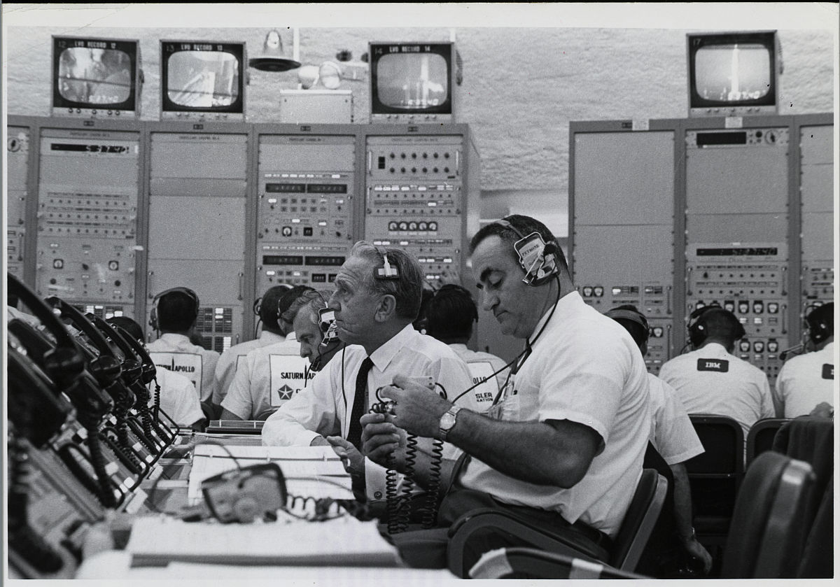 请指出个体示例来论证1945年~1980年科技革命对于人类生活的影响。