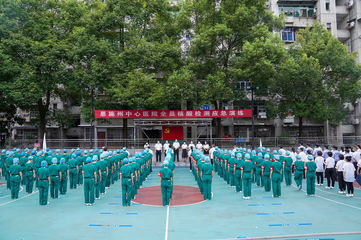 2021年8月12日,湖北恩施中心医院西医部家属区灯光球场,全员核酸采样