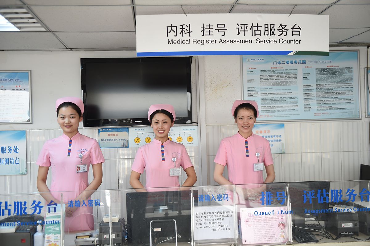 针对患者及临床对检验科服务态度投诉多，满意度低的情况，检验科联合社工部举办了“通情更通心，投诉化无形”的心理培训，以提升工作人员服务意识，加强沟通技巧，降低投诉，提升满意度，请基于以上信息写一篇通讯报道