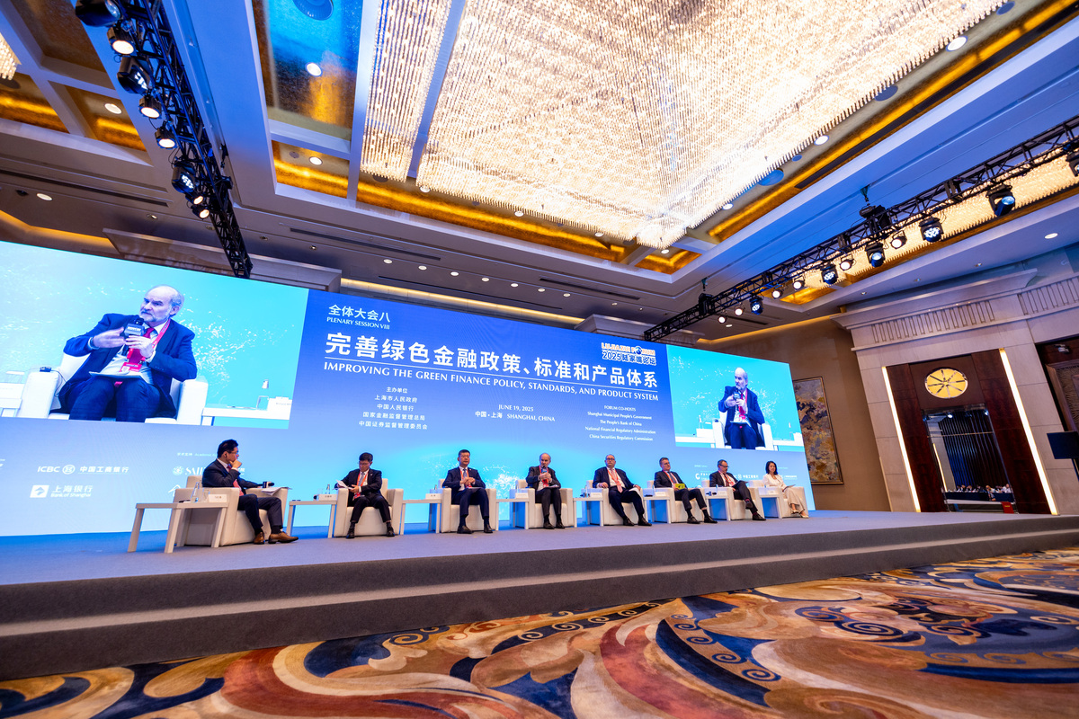 我的论文题目是数字中国建设峰会的数字化服务质量提升策略研究请帮我写一段两百字左右的拟解决问题