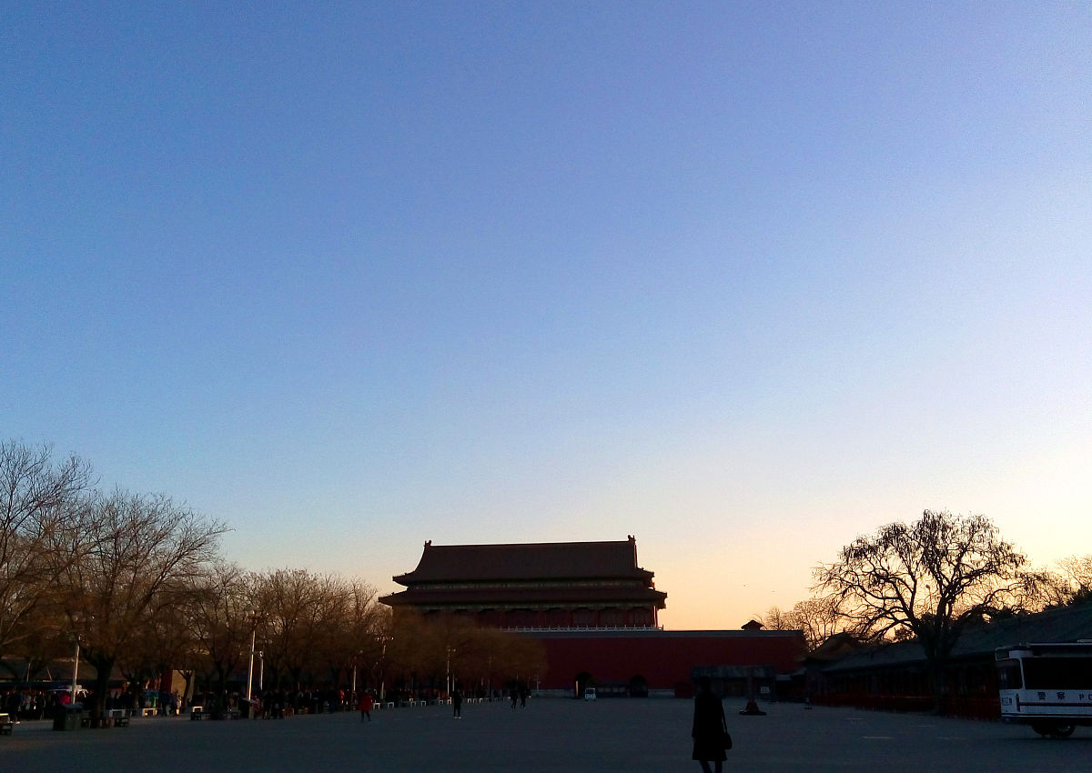   2016年12月01日,北京,在一股冷空气的作用下迎来短暂蓝天,碧空如洗,