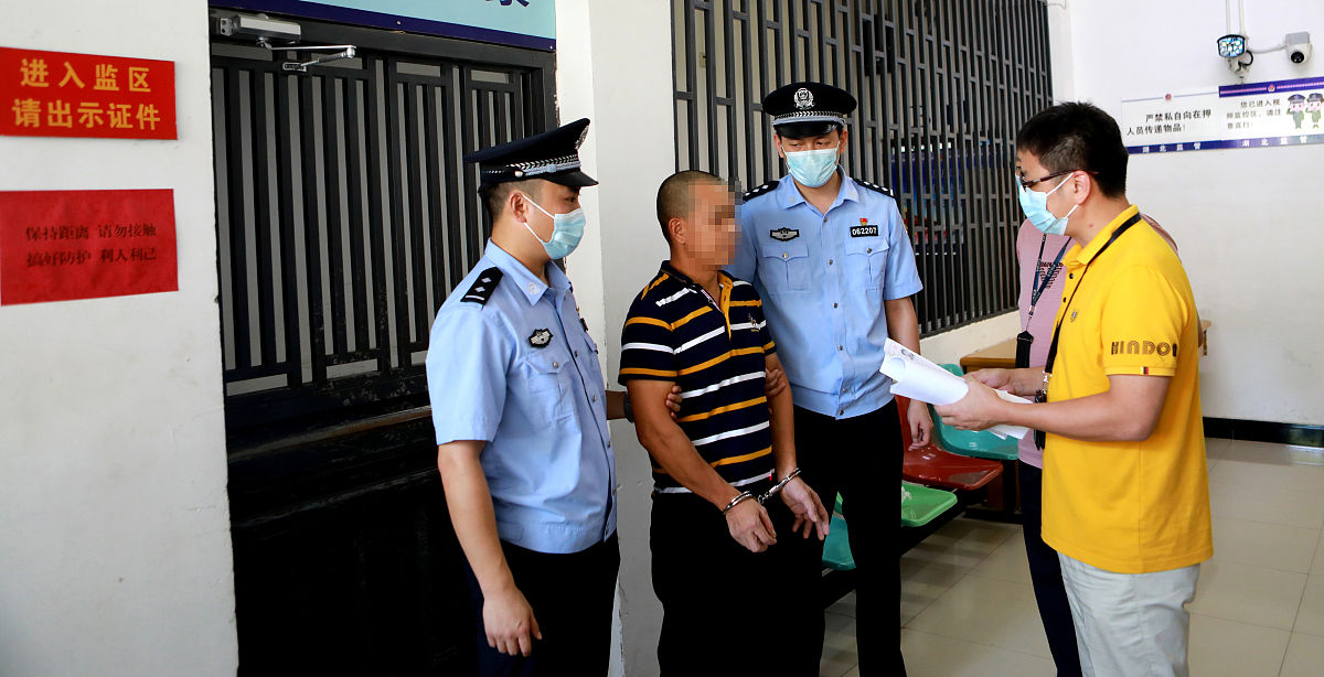 我因为言语纠纷进派出所。我和警察说就好像同样的想说我草泥马人家说我操你可以说人家违法但是人家只说一个我字没有任何负面的词语说出来没人能说他是违法的。所以我没违法我看警察听了好像是我在骂他一样或者我的话侮辱了他自己一样警察深呼吸压抑了一下他是为什么生气呢？我只是给他举例子讲道理只是觉得有点郁闷但是应该做到客观尊重了。警察也不和我争论了而是直接说不给对方道歉就拘留我24小时这是为什么