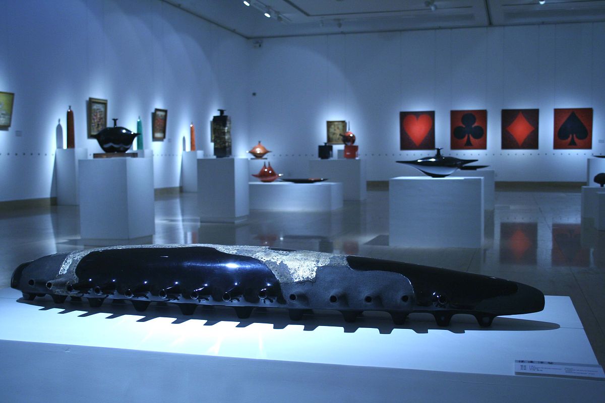 2006年8月25日,梁远漆艺展在中国美术馆开幕,共展出漆器,漆画,漆塑等