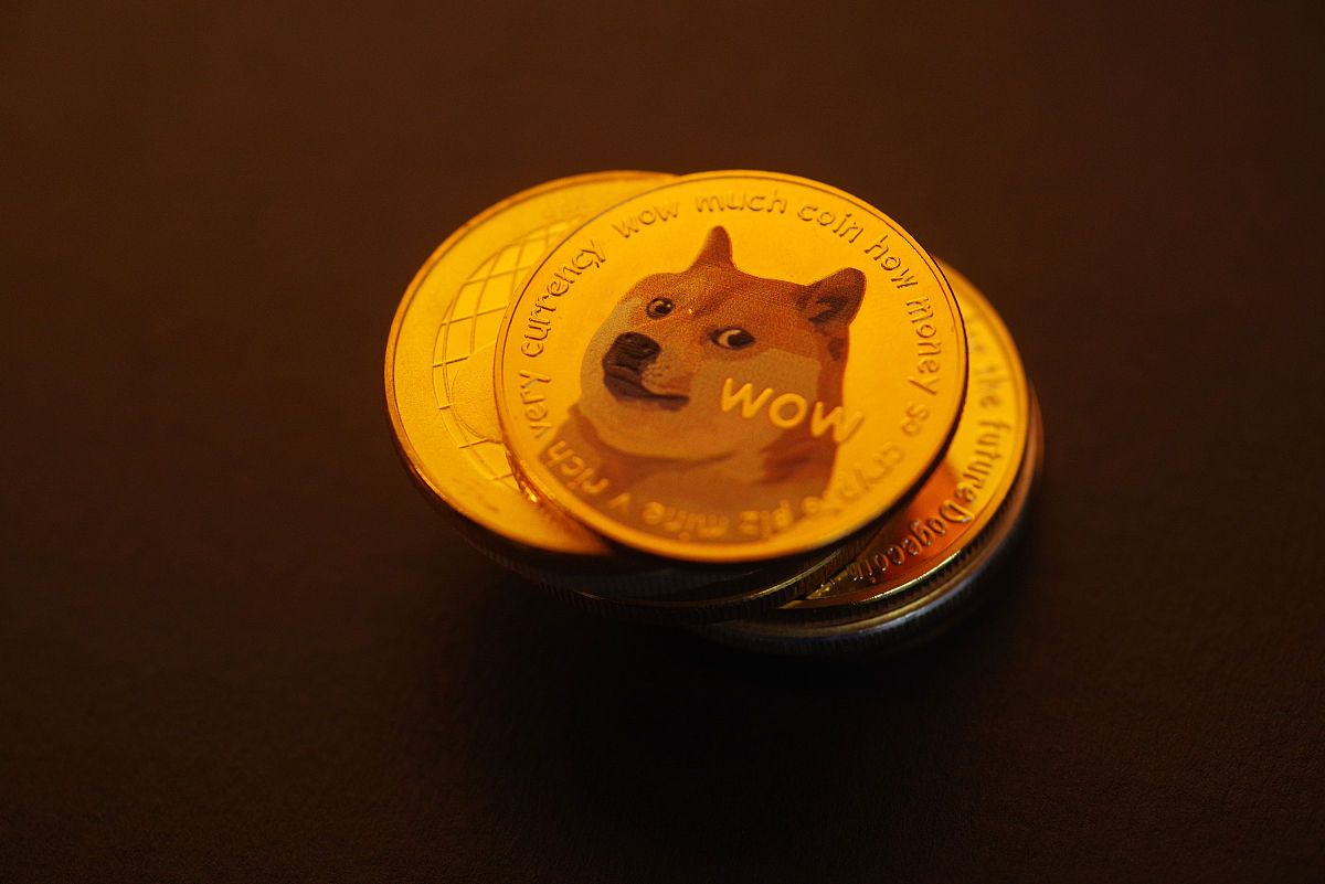 please translate the following English words to Chinese Dogecoin a cryptocurrency that was created as a joke based on a meme featuring a Shiba Inu dog surged over 30 after Twitter changed its logo to