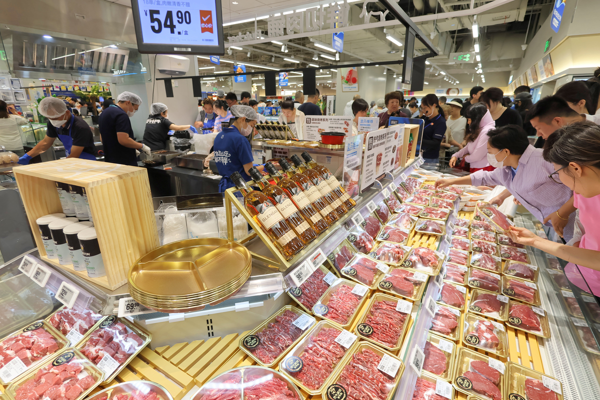 泰斗超市是全球最大的超市连锁店之一通过为客户提供汽油和金融服务来扩大业务。这是一种市场发展策略属于安索夫矩阵中的市场渗透。该公司试图通过向现有客户提供新的产品和服务来增加销售额和市场份额。通过提供汽油和金融服务泰斗超市在现有市场上提供更多的选择和附加值以吸引更多的客户。翻译成英文