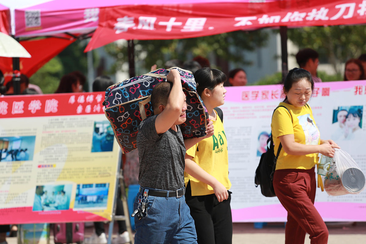 请以初二年级家长身份向学校提出三条建议