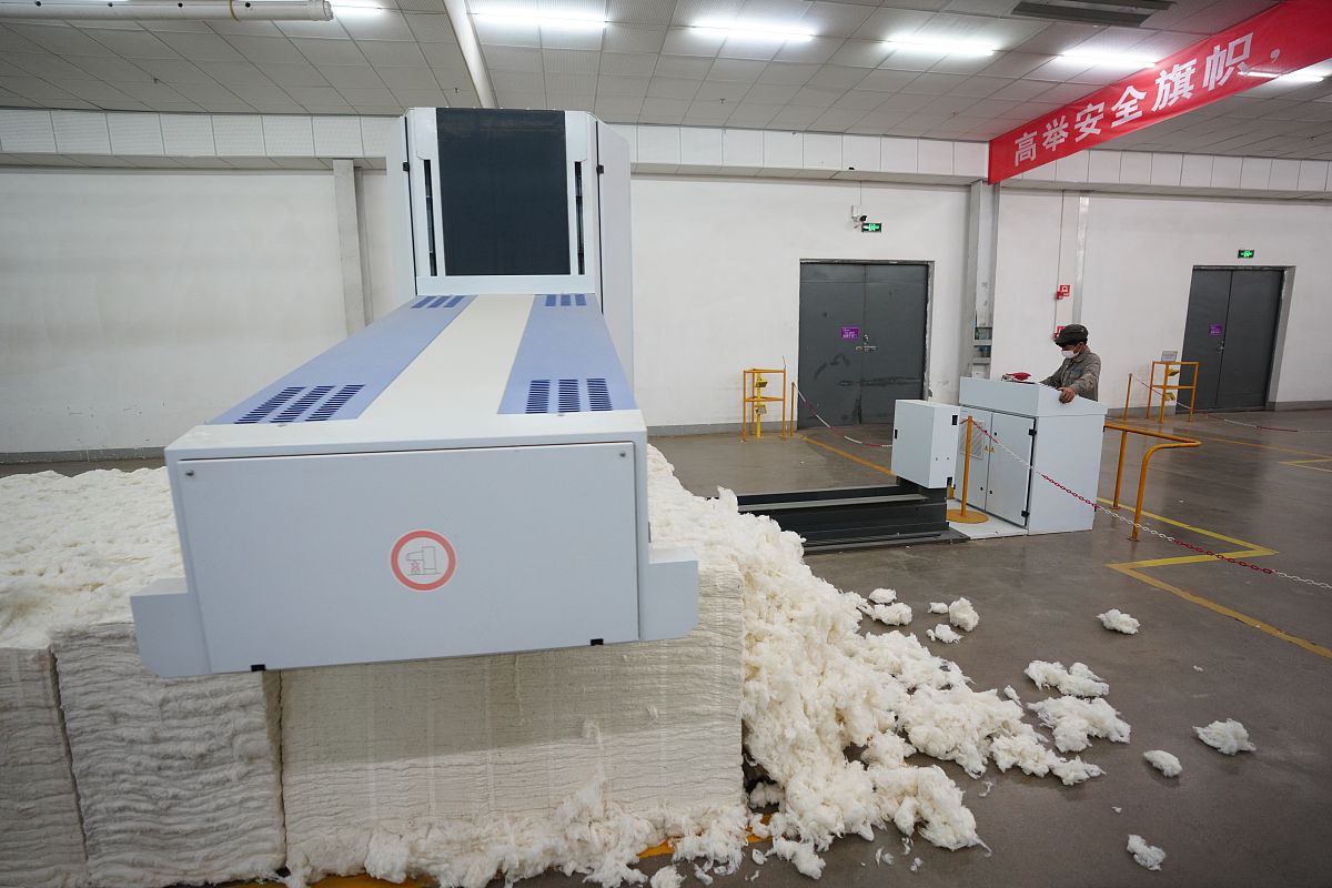 据结合实际的需求对快递自动化平台结构进行建模建模滚筒、消毒喷洒装置、快递翻转装置并进行装配来确定本次设计快递消毒自动化平台的总体结构图