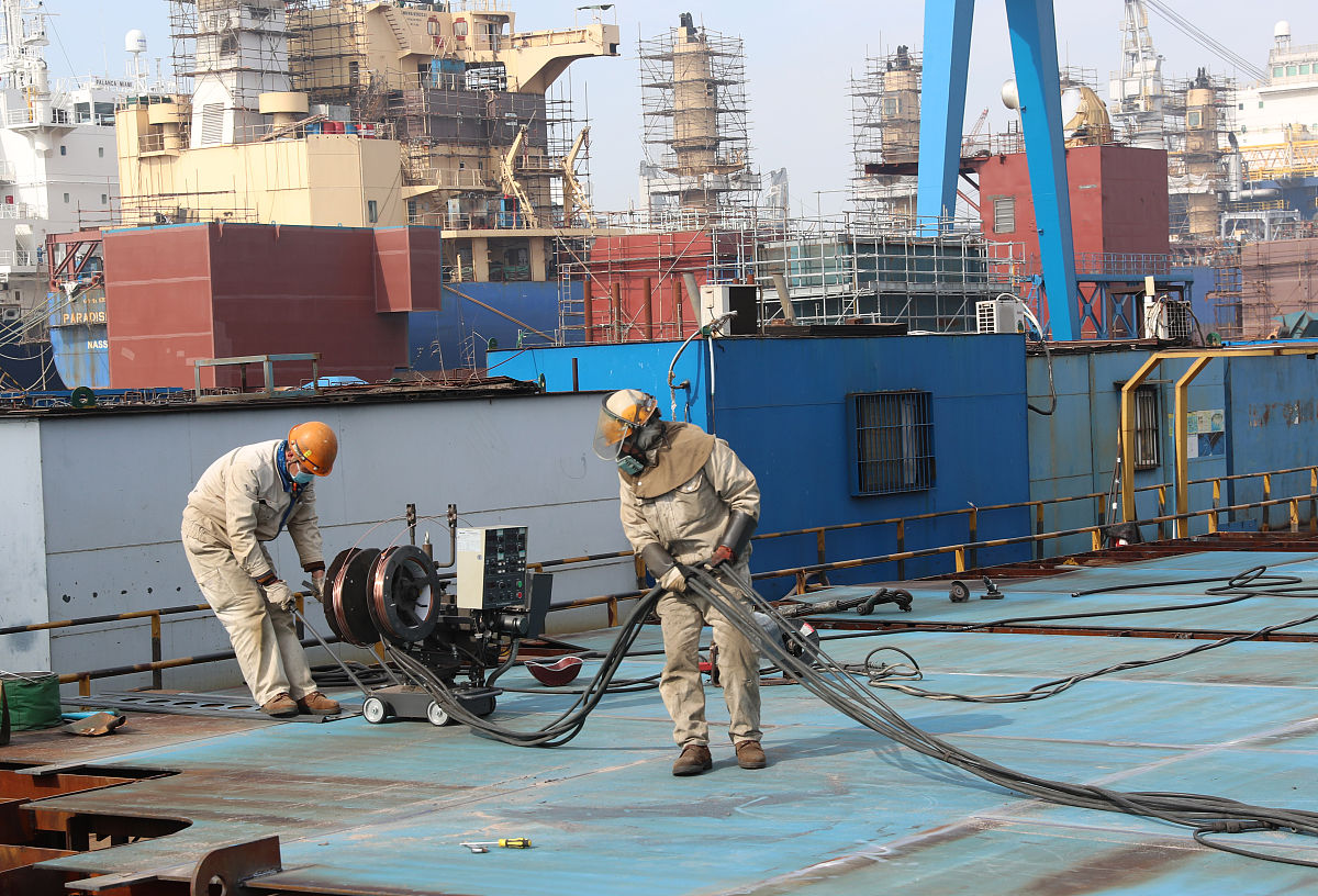 请翻译根据工人消息损坏部位的换新于26日晚上结束随后安排了UT test。27日在经过准备后vacuum test也在船级社见证下进行了。所有测试于当日1445时结束并被class surveyor认可接受随后class surveyor签发了检验报告。检验报告附在文章末尾。根据报告损坏区域更换钢板面积及钢板厚度为80063013mm。 我们现场也了解了修复情况并收集了修理使用产品的合格证书和焊接