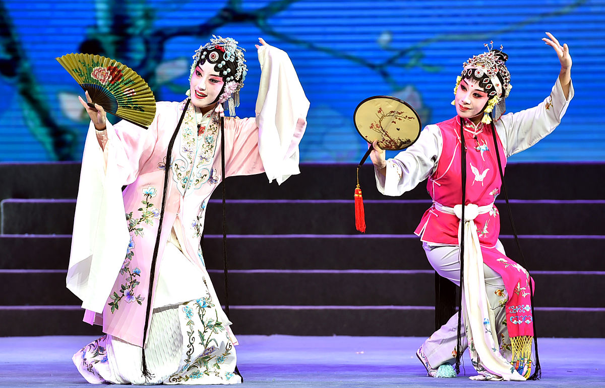 2018年1月10日晚,江苏戏剧青年演员为扬州市民送上精彩的戏剧文艺节目