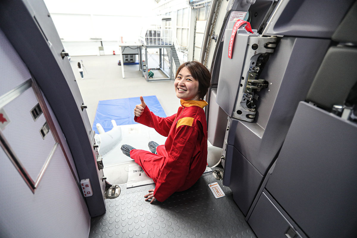 南航机务严把安全底线，发现飞机盖板分层超标