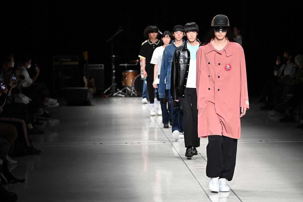 当地时间2021年9月3日,日本东京,2022春夏东京时装周:hxcx 品牌秀场.m