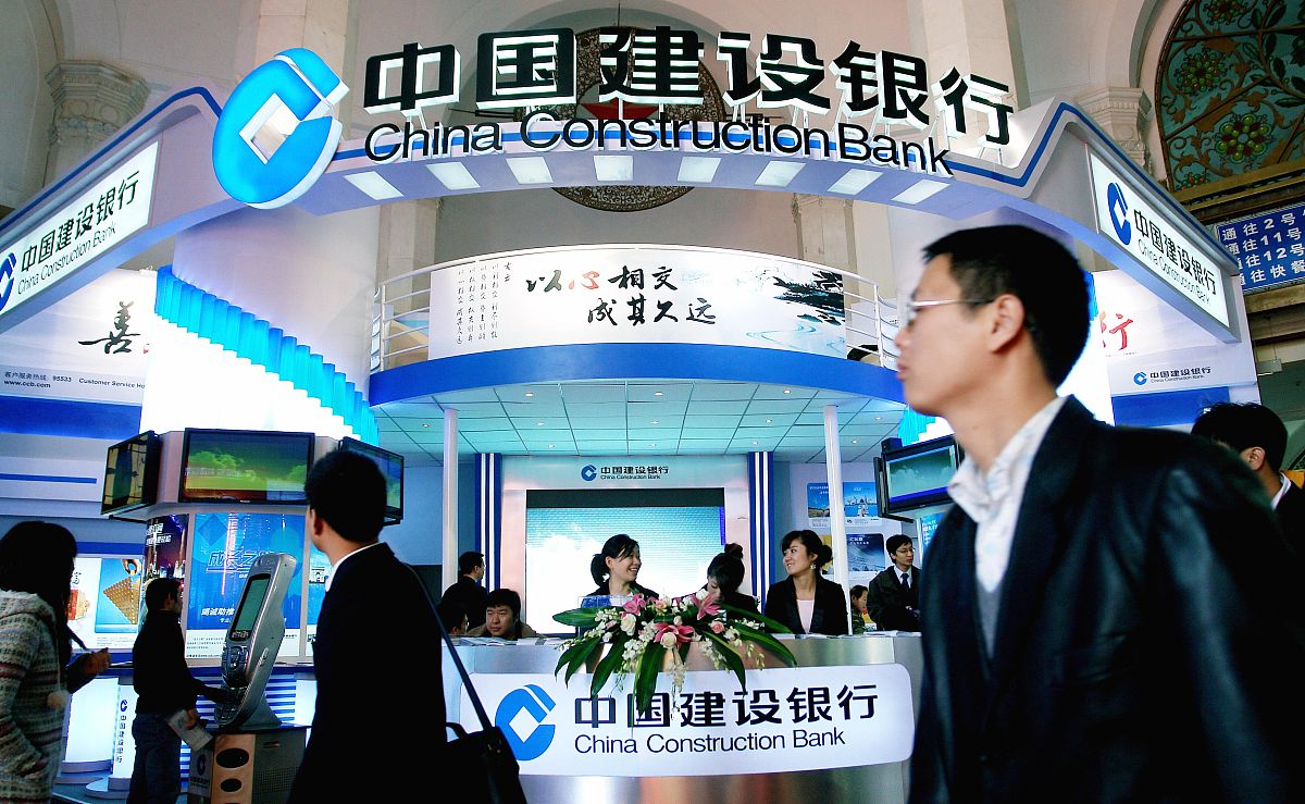 请对论文《基于大数据的西安邮政银行银保业务营销策略优化研究》中以邮政银行西安分行代银保业务为例对邮政银行西安分行对大数据平台的应用这一小节进行撰写尽可能增加数据分析和对比保证内容的逻辑性不要乱写：