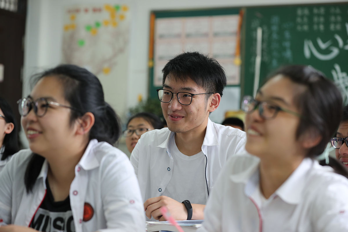 2018年6月4日,浙江省宁波二中,高三的同学在进行最后的紧张复习中.(宁
