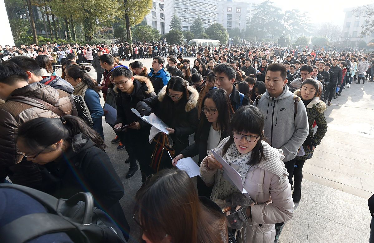 假设你是一名专四优秀的学生请翻译一下句子为什么只有它能够在历史的长河里经久不衰？