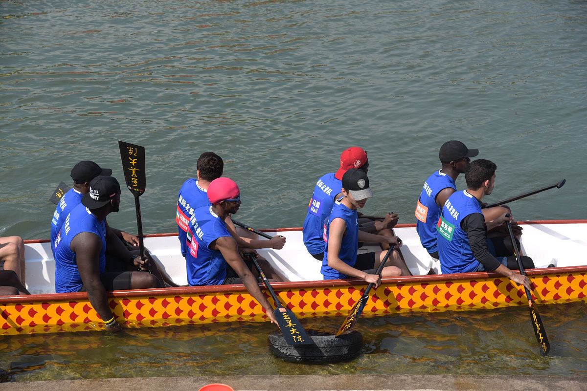 端午节诗歌：龙舟竞渡，香囊飘香，祈愿平安