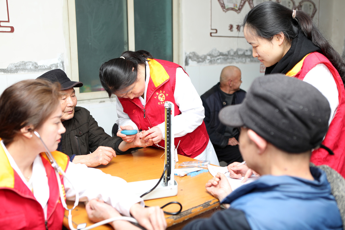 2026年3月3日,重庆,医务人员为老人们检查身体.