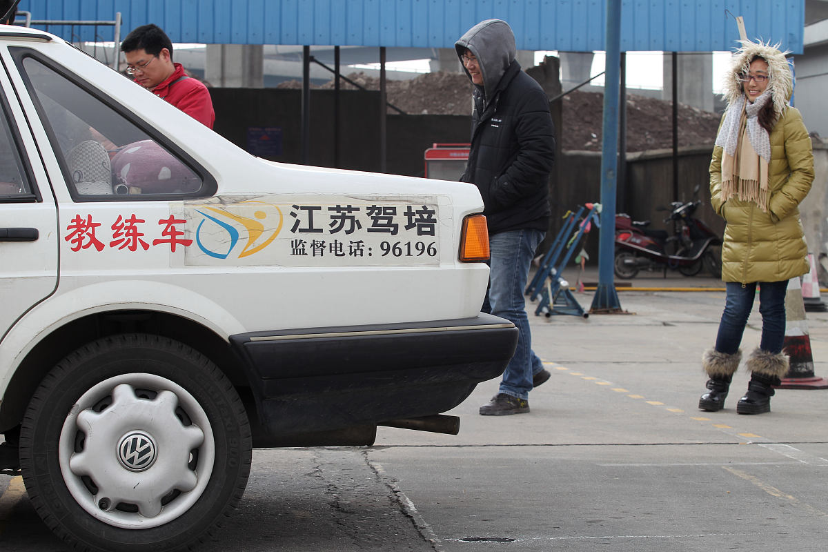 驾校教练教你倒车入库技巧，轻松驾驭停车难题！