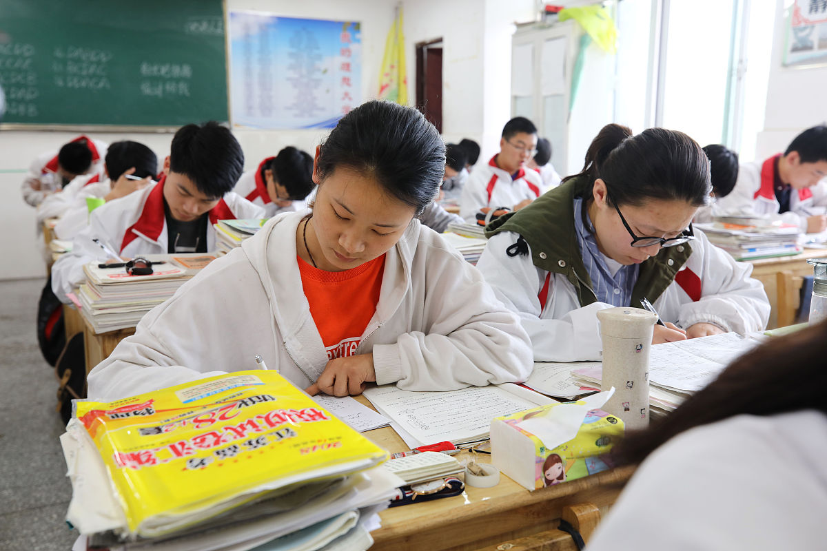 对下面的标题进行改写凝练四个回归的实现情况推进学生刻苦读书学习、教师潜心教书育人、学院倾心培养社会主义建设者和接班人等方面的举措与成效。