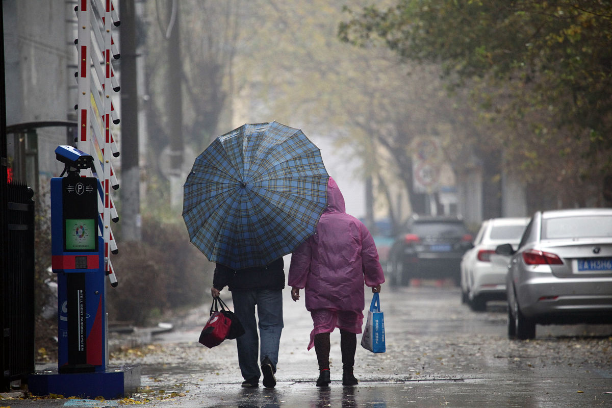 今天小明情绪不好他对小红说因为淋过雨请帮小红回答小明