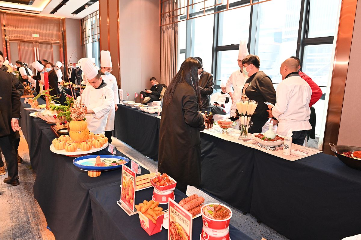 优化一下福利待遇：每月不定期团建不会选择星期六星期天团建不定期下午茶15号工资准时发非节假日情况下节假日老板不听话可以提出来主打开心氛围