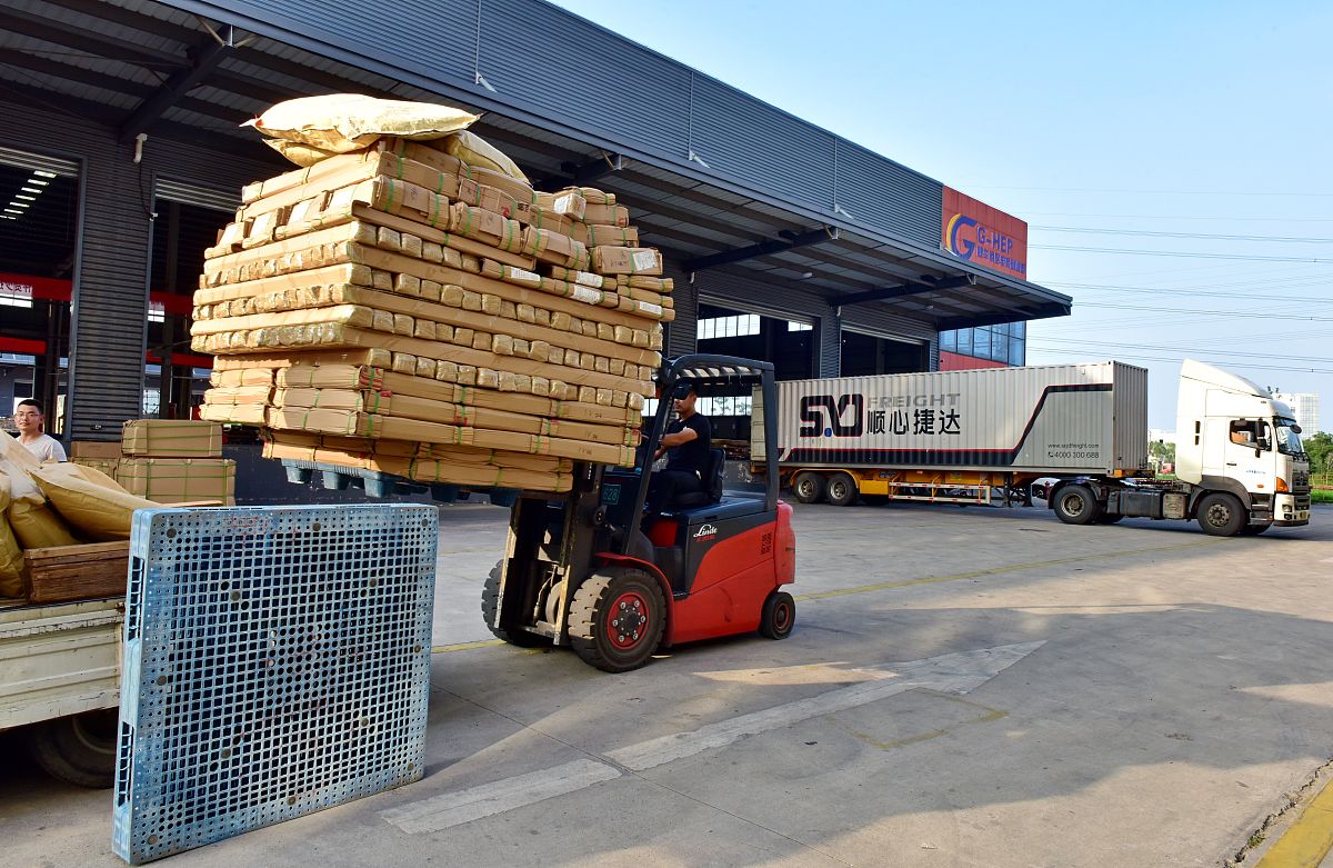 I start work around 3 And I work at a warehouse In the meantime I usually drive semis But dealing with some stuff so just working Inside for now