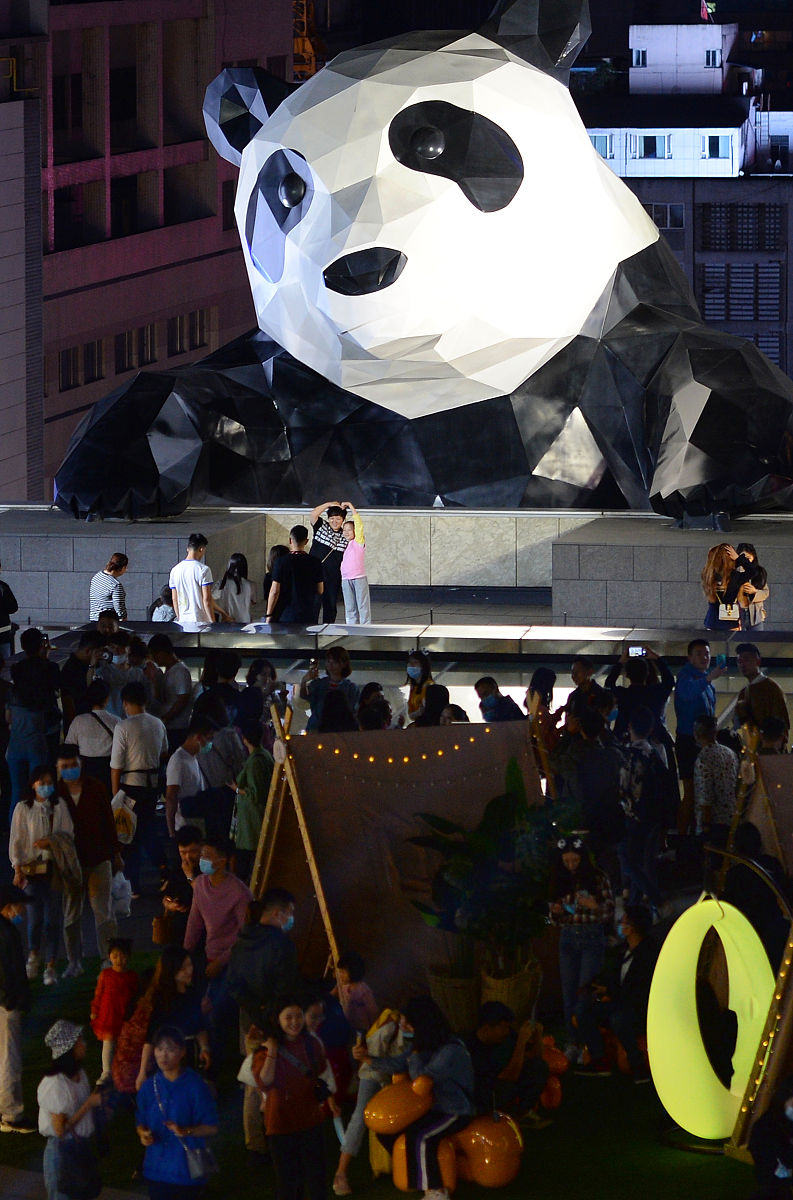 (如需下载使用,请务必署名红星新闻 王效)2020年10月2日成都市,游客在