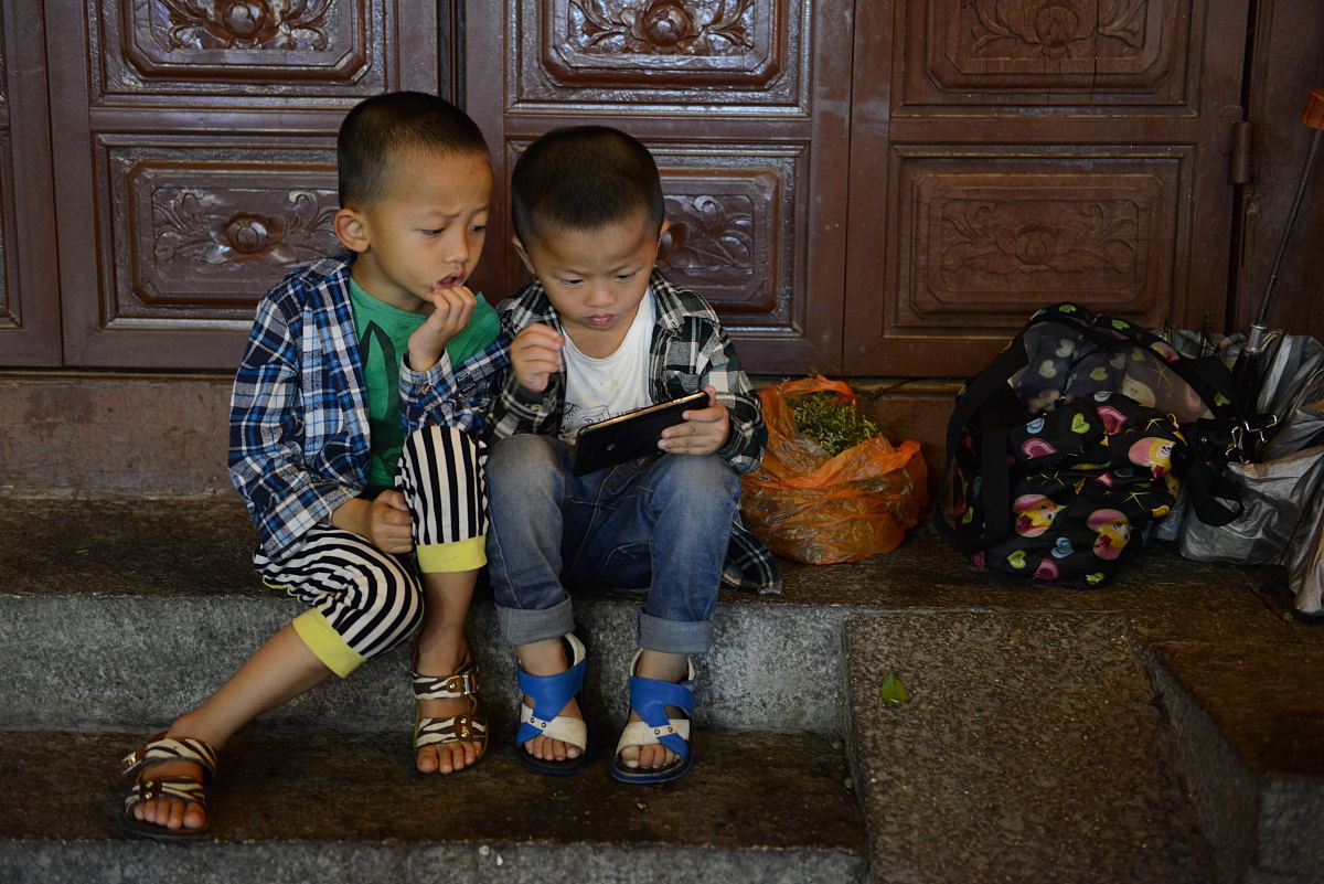写一遍2500字左右关于70后大叔与10后萌娃报小饭桌一起吃饭的评论