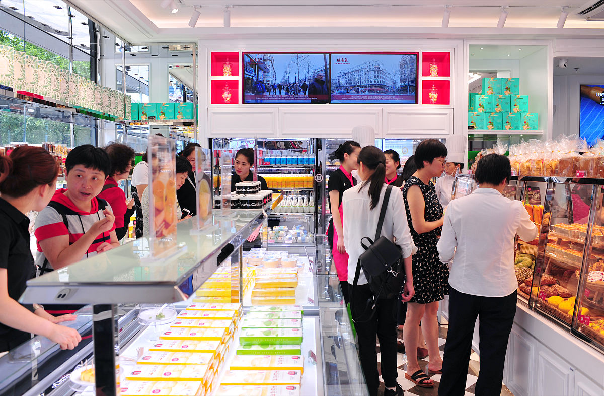 为了更深入的对面包品牌进行了解对味多美品牌进行了分析该品牌主要生产销售各类面包、蛋糕、甜点等糕点产品以及烘焙原料和烘焙工具。味多美以健康、美味、时尚为品牌定位以高品质、创新、个性化的产品和服务广受消费者青睐。味多美主要面对注重品质、健康和时尚对美食有较高要求的消费群体如城市居民特别是年轻人和女性消费者。味多美面包市场竞争激烈主要竞争对手包括面包新语、面包工坊、良品铺子等品牌。这些品牌也提供多种口味