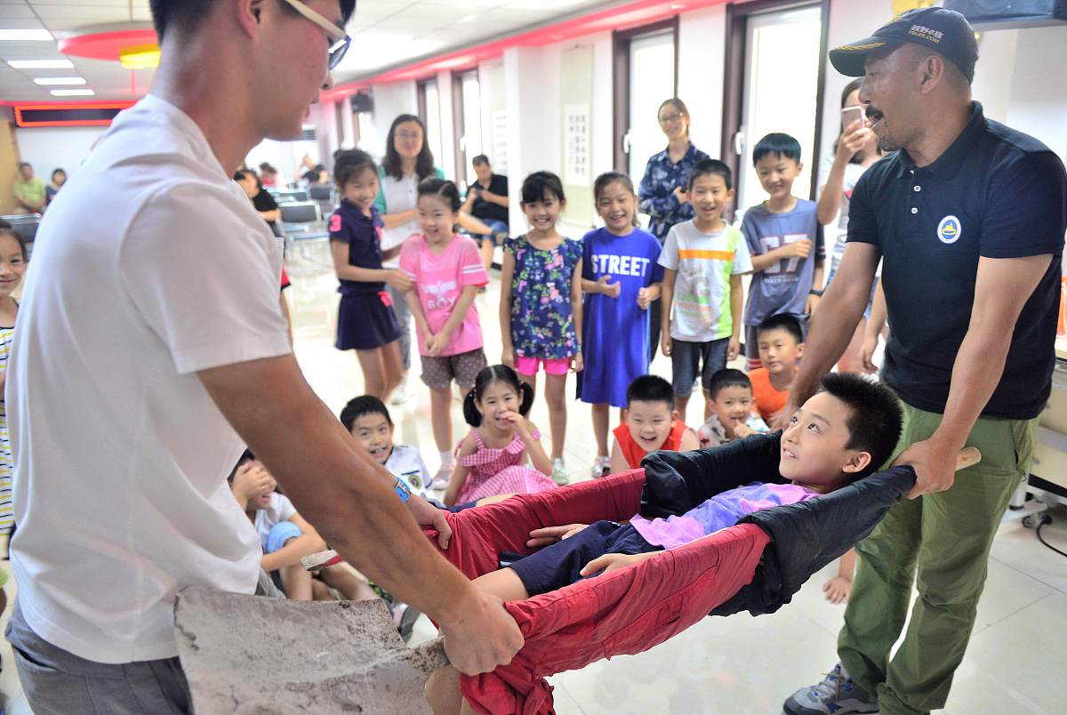 幼儿园游戏：孩子们用积木搭桥玩红军过泸定桥，并从中学会合作与沟通