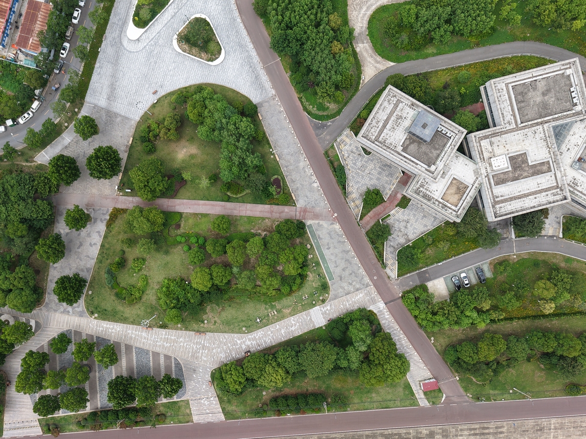 我立项课题需要一个报告进行申请课题名称：《城市更新背景下的老旧社区环境艺术研究》关键词：城市更新、老旧社区、环境艺术设计请列举国内外研究的现状和趋势的文献资料我需要具体的研究学者及主要思想请尽量多列举一些