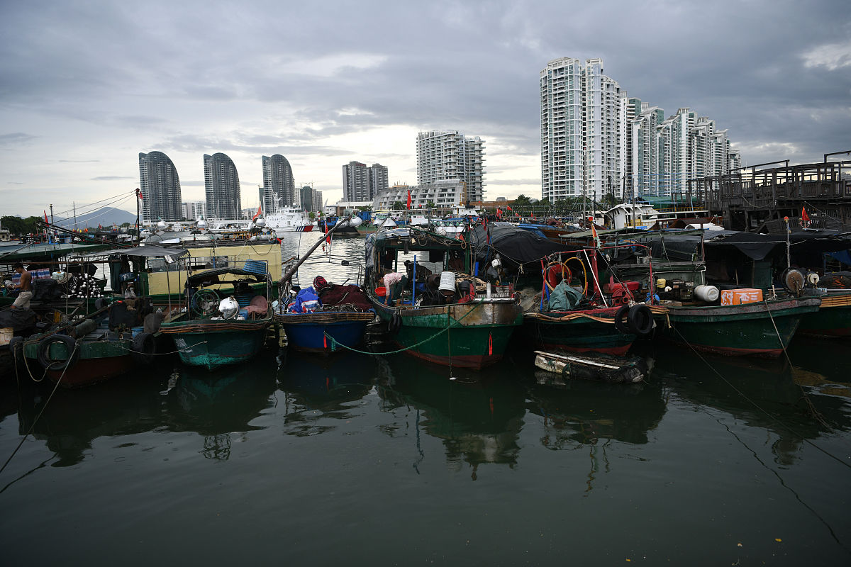 2020年9月17日,海南三亚,因受台风"红霞"影响,船只回到港内避风.
