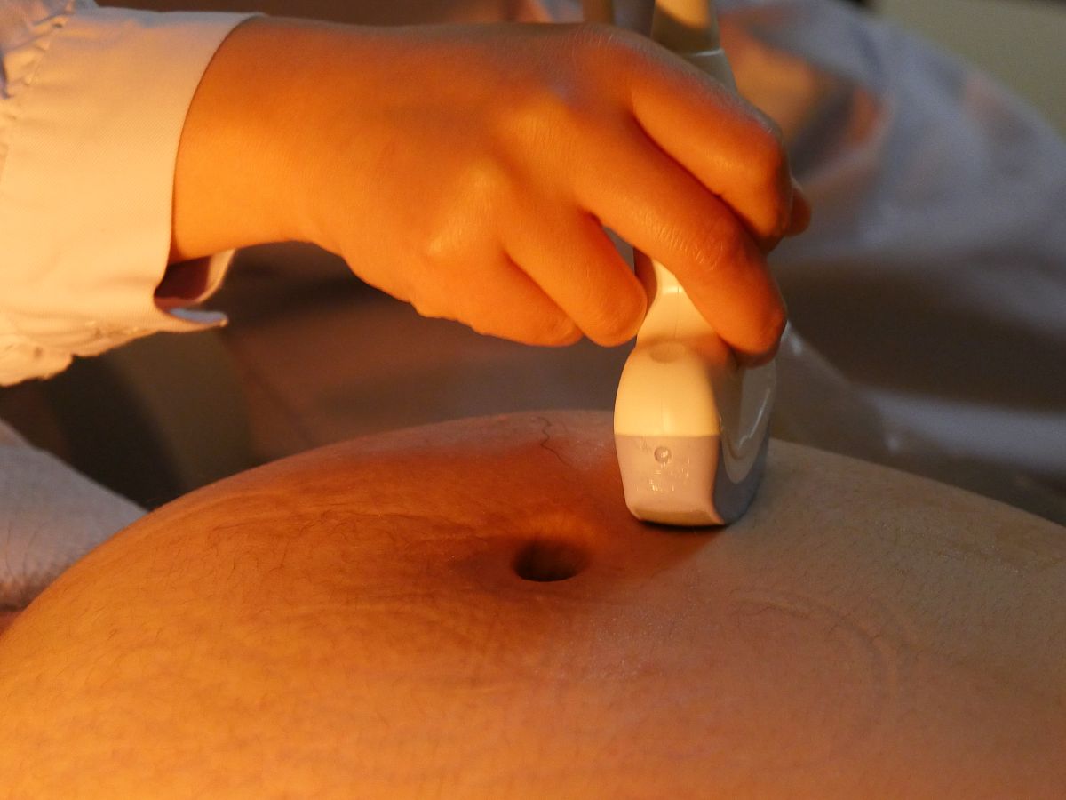 穴位按摩缓解肠镜术后腹胀：研究进展及未来方向