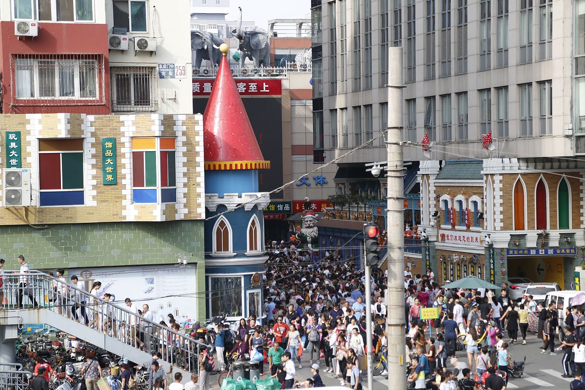 2017年9月15日,是北京阜成门外"天意小商品批发市场"营业的最后一天,1