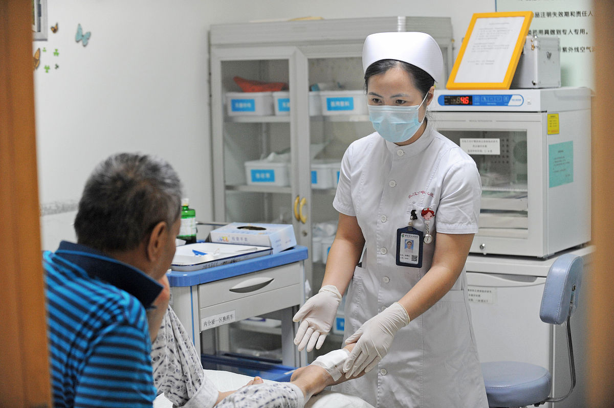 2实习内容	3
2.2骨科日常护理工作实习	3
2.2.1骨科护理流程	3
2.1.2骨科护理岗位的重点操作项目	4
2.2骨科常见疾病的护理常规	5
2.2.1骨折的护理常规	5
2.2.2脊椎疾病护理常规	6
3 实习结果	9
3.1 理论收获	9
3.2骨科护理实践能力提升方面	10
你的角色是通用环球中铁西安医院骨科科护理岗位的实习生，结合上面实习报告目录为实习报告写一篇摘要，不能直接抄袭他人观点和概念。